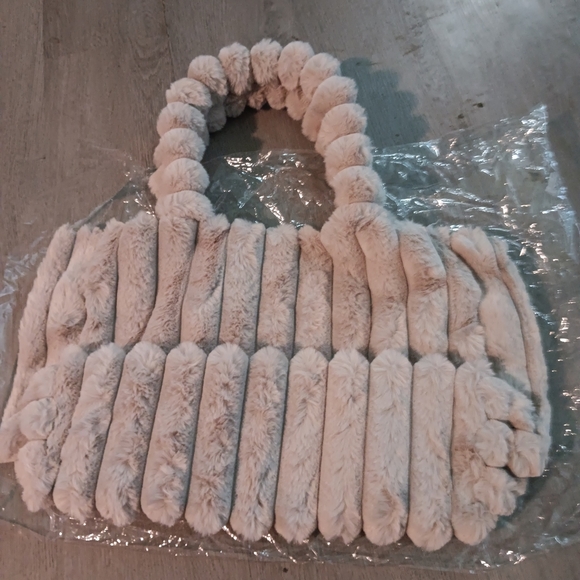 Chic Cream Faux Fur Tote Bag - Picture 2 of 8